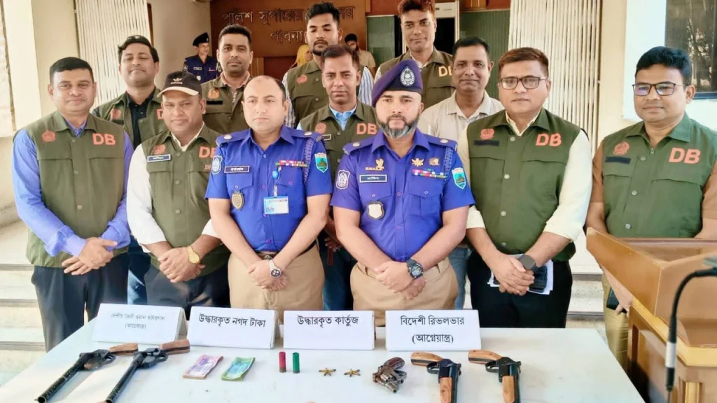পাবনায় ডিবির বিশেষ অভিযানে বিপুল অস্ত্র ও গুলিসহ গ্রেপ্তার