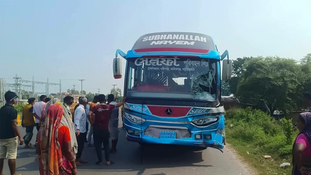 মানিকগঞ্জে বাস-ইজিবাইক সংঘর্ষে নিহত ২