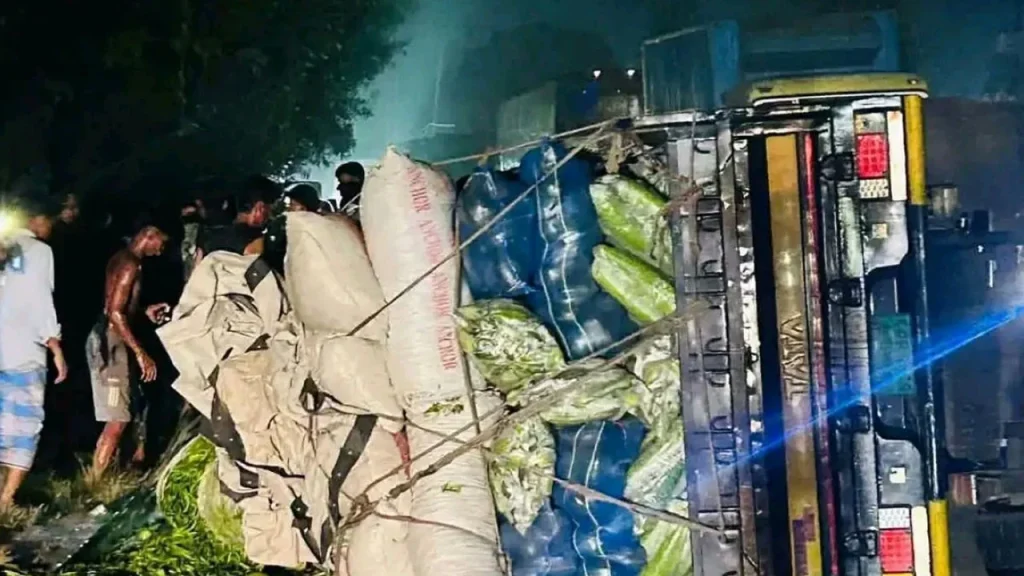 চকরিয়ায় বাস ও পিকআপের সংঘর্ষে প্রাণ গেল দুইজনের