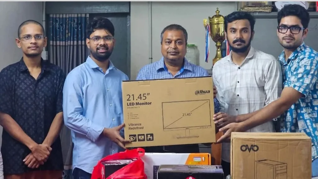 অফিস খরচের টাকায় চার হলে কম্পিউটার ও ফিল্টার দিলেন চাকসুর এজিএস