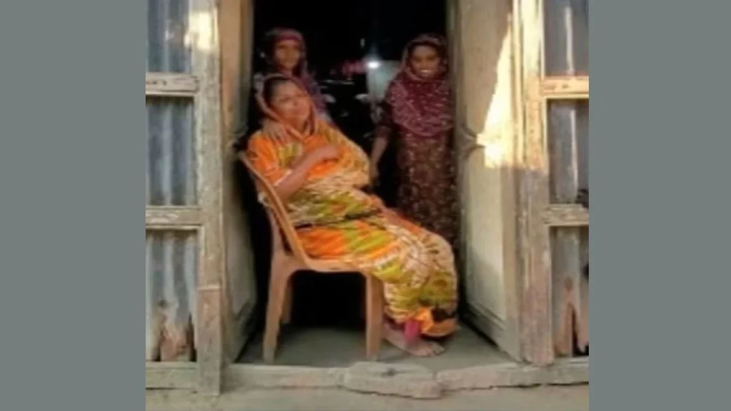 ফ্যামিলি কার্ডের কথা বলে বিধবার স্বর্ণালঙ্কার হাতাল প্রতারক চক্র