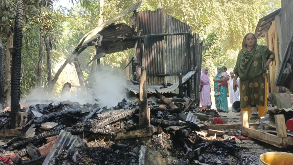 মাদারীপুরে মসজিদ কমিটি নিয়ে সংঘর্ষ, বাড়িঘরে হামলা ও অগ্নিসংযোগ